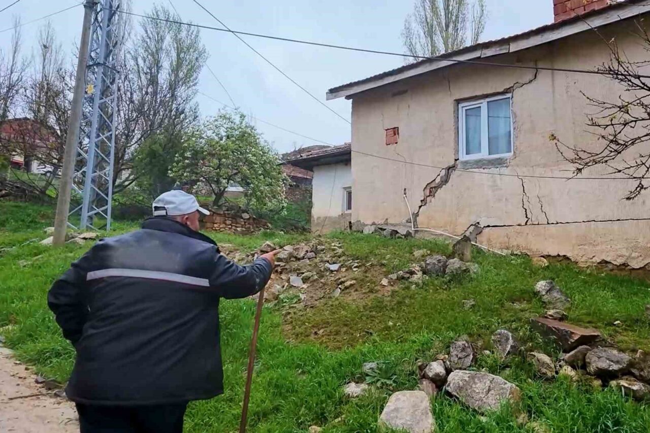 Kırıkkale’nin Delice ilçesine bağlı Derekışla köyünde kuvvetli yağışın ardından meydana