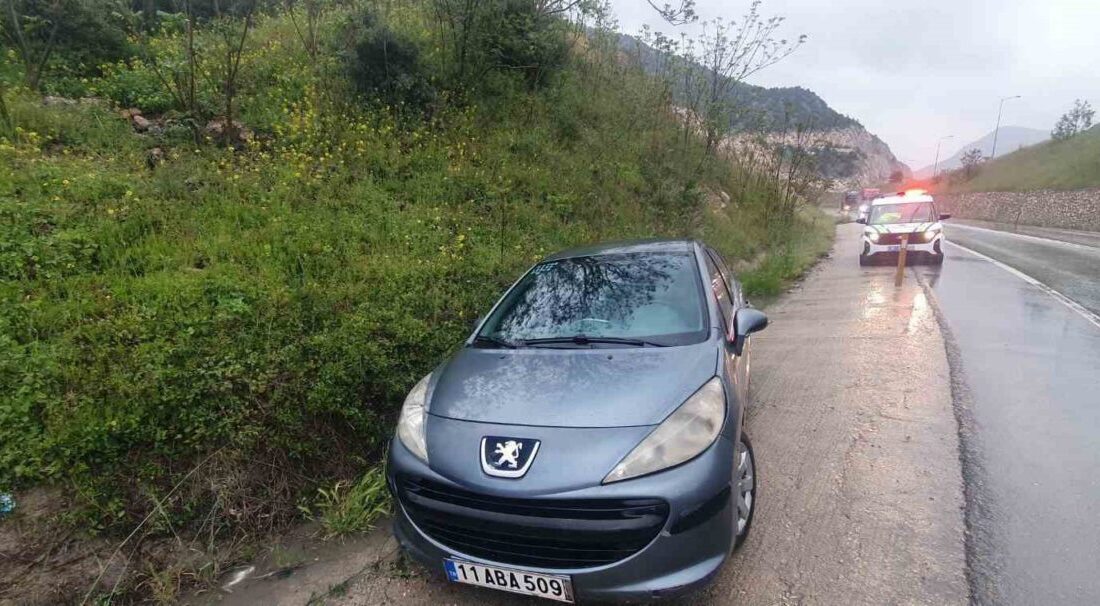 Bilecik’te seyir halinde yağışlı havanın etkisiyle kontrolden çıkan araç yoldan