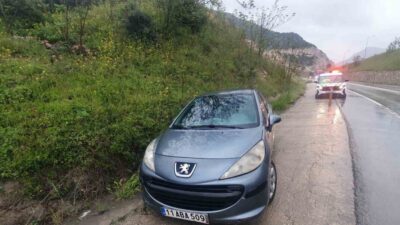 Bilecik’te seyir halinde yağışlı havanın etkisiyle kontrolden çıkan araç yoldan