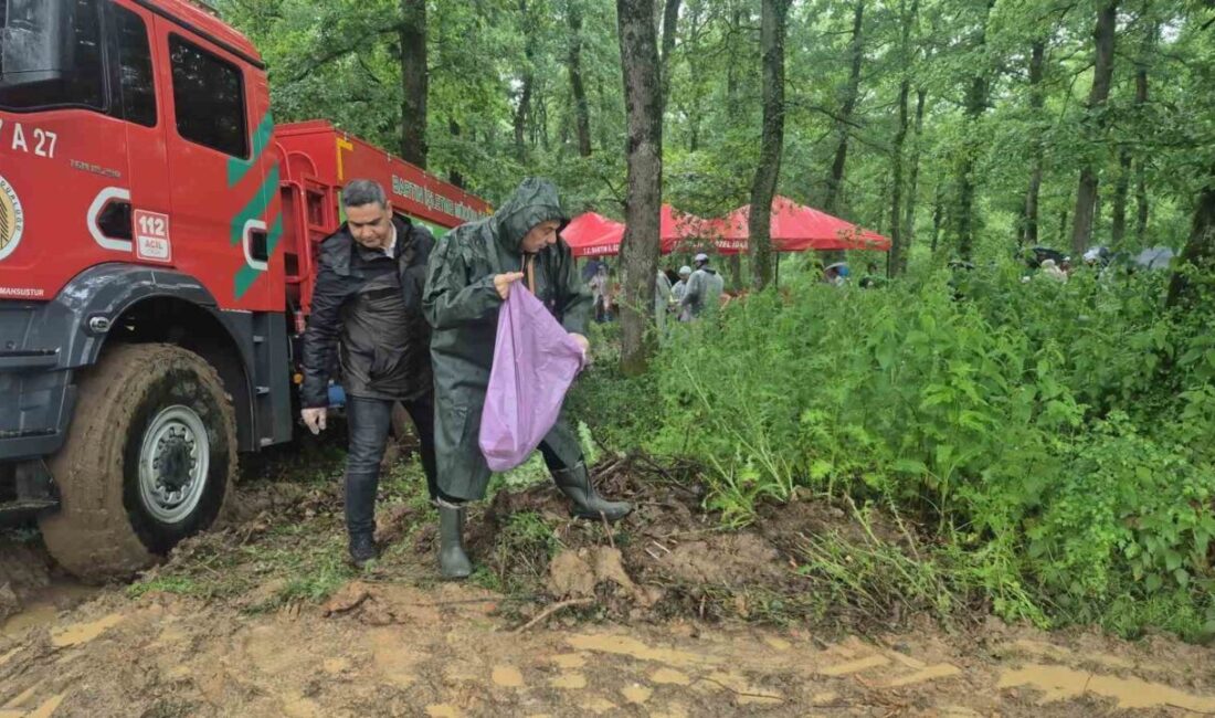 Bartın’da gerçekleştirilen ’’Orman Benim’’ etkinliğinde il protokolü ve gençler, yağan