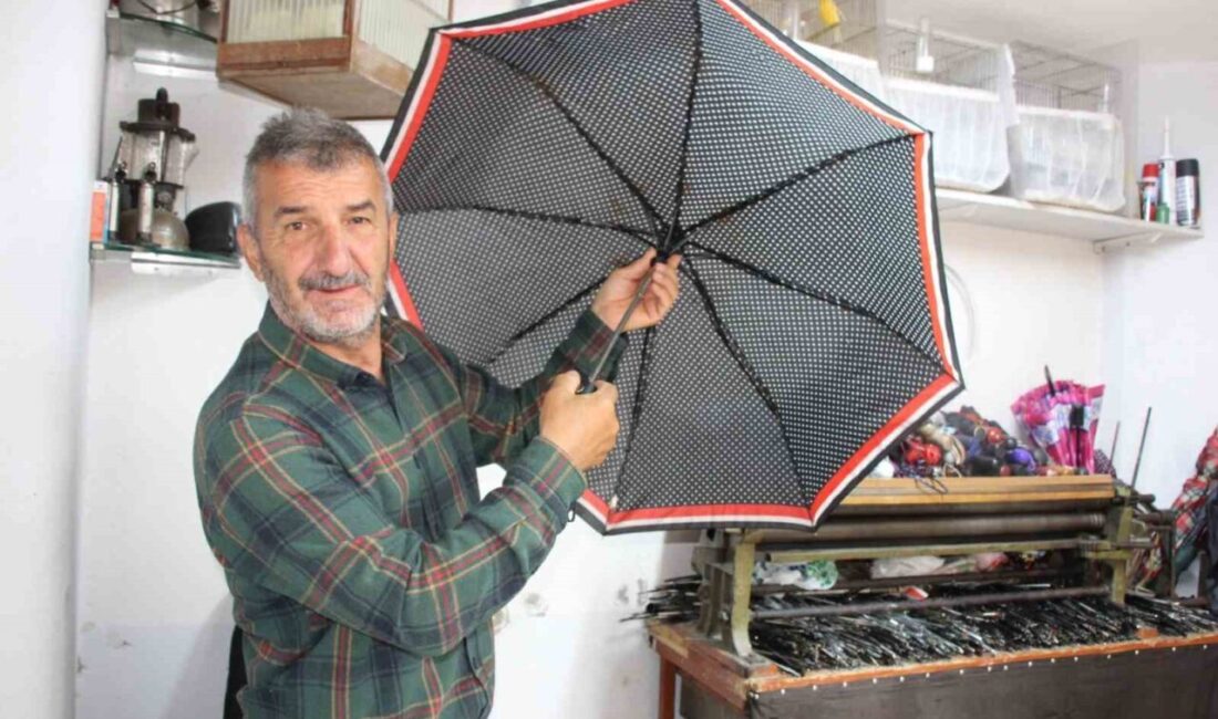 Rize’de 40 yıldır şemsiye tamiri yapan Orhan Tarlacı, babasından öğrendiği