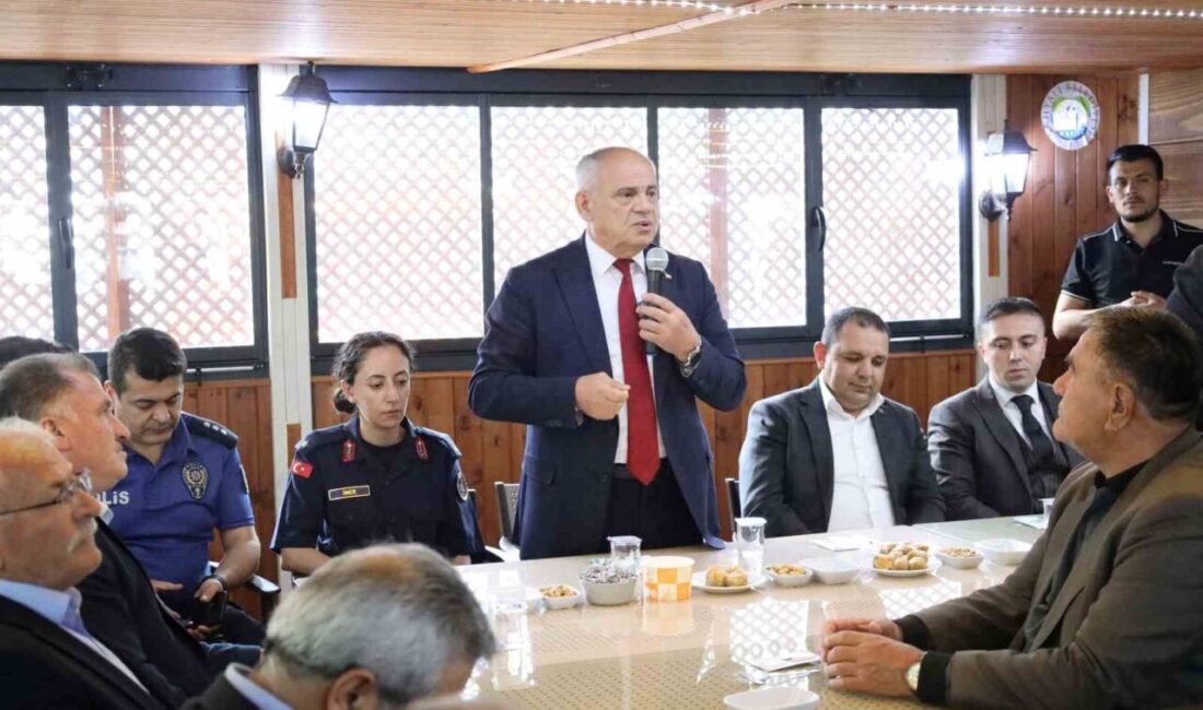 Kayseri’nin Yahyalı ilçesinde, Kurban Bayramı nedeniyle resmi bayramlaşma töreni gerçekleştirildi.