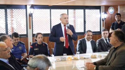 Kayseri’nin Yahyalı ilçesinde, Kurban Bayramı nedeniyle resmi bayramlaşma töreni gerçekleştirildi.