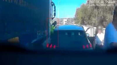 İzmir’in Çeşme ilçesinde, otoyolda yakıtı biten bir araca yardım etmek