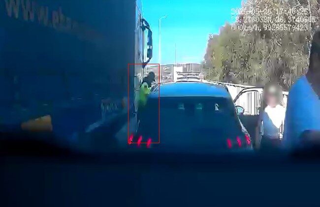 İzmir’in Çeşme ilçesinde, otoyolda yakıtı biten bir araca yardım etmek