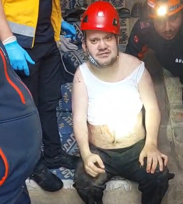 Yalova’da evinin çöken odunluğunda mahsur kalan vatandaş ekiplerin çalışmasıyla kurtarıldı.