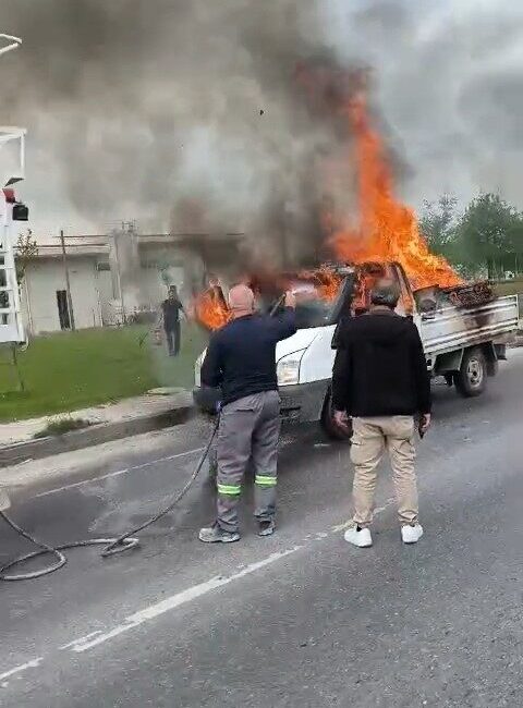 Eskişehir’de tüp taşıma kamyonetinde çıkan yangına ilk müdahaleyi yoldan geçen