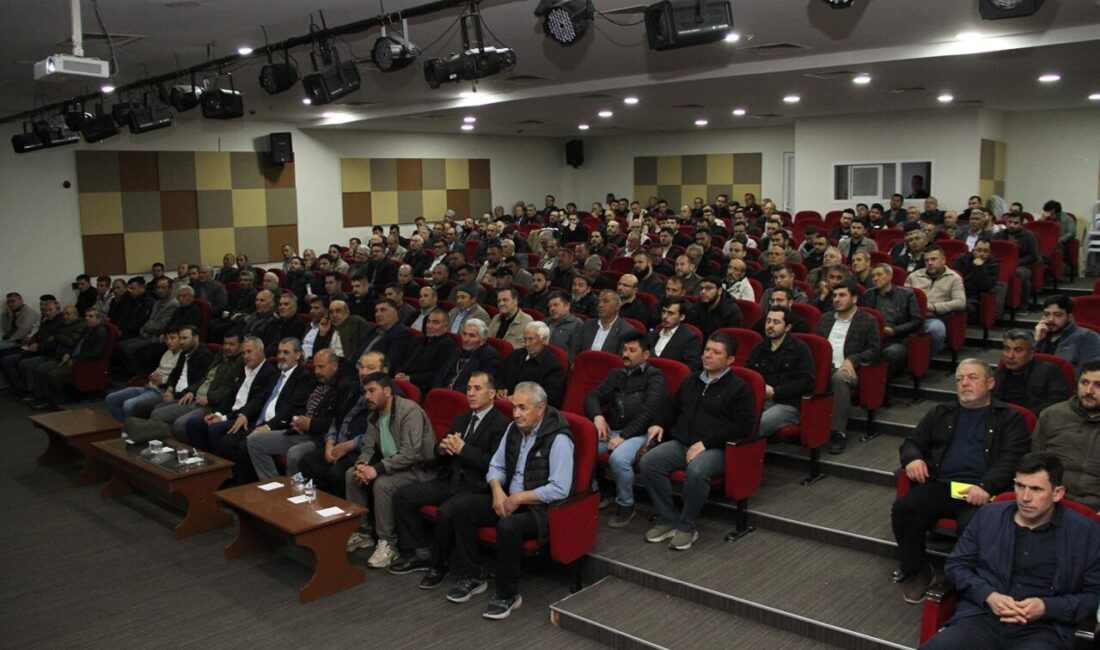 Manisa’nın Kula ilçesinde, “Yangın Riski Azaltma Planı” kapsamında kamu personeli,