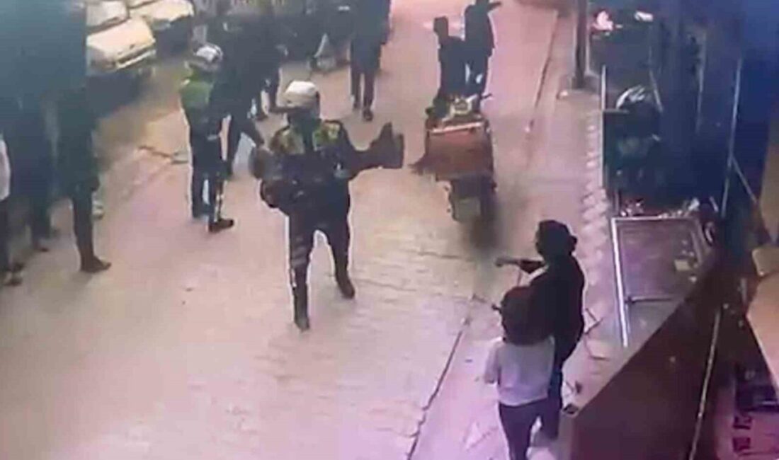 Manisa’nın Yunusemre ilçesinde bir evde çıkan yangında mahsur kalan yaşlı