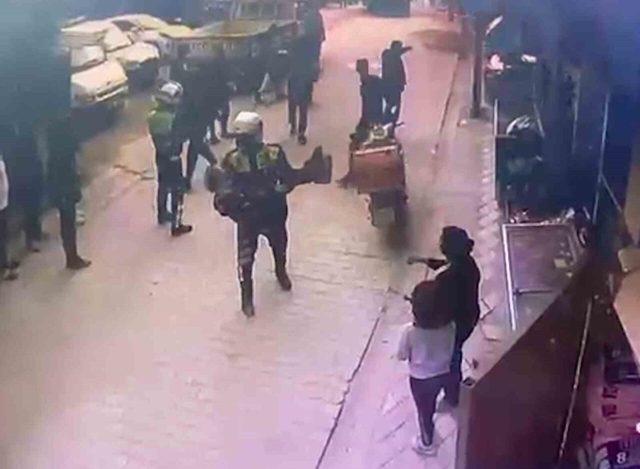 Manisa’nın Yunusemre ilçesinde bir evde çıkan yangında mahsur kalan yaşlı