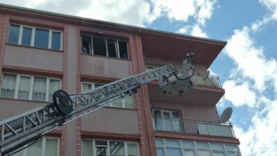 Eskişehir’de bir dairenin yatak odasında çıkan yangında sürünerek kaçmaya çalışan