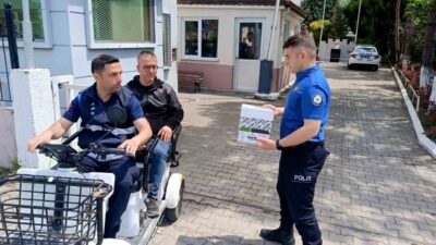 Bartın’ın Amasra ilçesinde polis merkezi bahçesine düşen yaralı haldeki kırlangıca