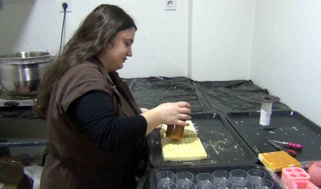 Çorum’da yaşayan genç girişimci, kurduğu atölyede şehrin kültürel simgelerini yaptığı