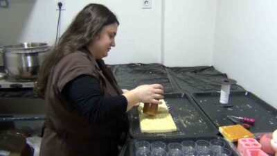 Çorum’da yaşayan genç girişimci, kurduğu atölyede şehrin kültürel simgelerini yaptığı