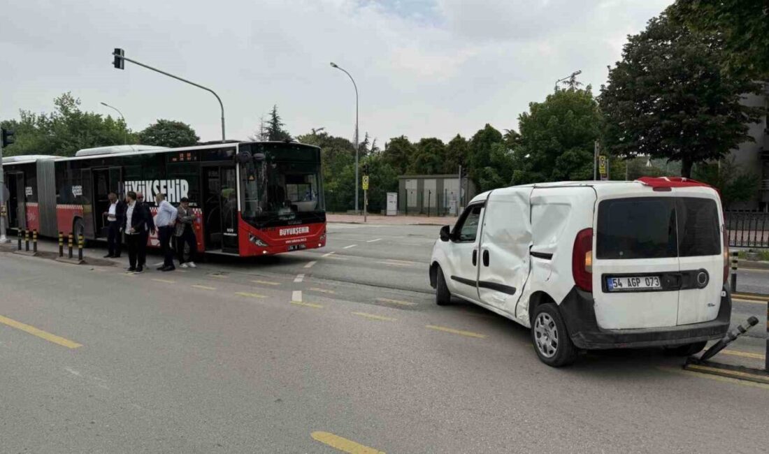 Sakarya’nın Adapazarı ilçesinde yapan hafif ticari araç ile metrobüsün çarpıştığı