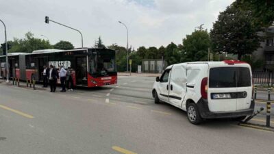 Sakarya’nın Adapazarı ilçesinde yapan hafif ticari araç ile metrobüsün çarpıştığı