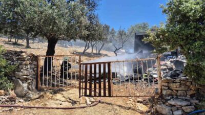 Muğla’nın Bodrum ilçesinde yaşlı bir çiftin yaşadığı konteyner, çıkan yangın