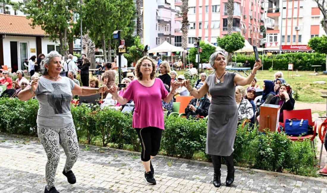 Antalya’da Muratpaşa Belediyesi’nin yaşlı evleri üyeleri, bahar şenliğinde bir araya