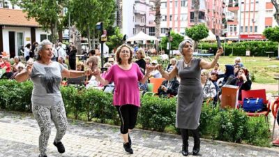 Antalya’da Muratpaşa Belediyesi’nin yaşlı evleri üyeleri, bahar şenliğinde bir araya