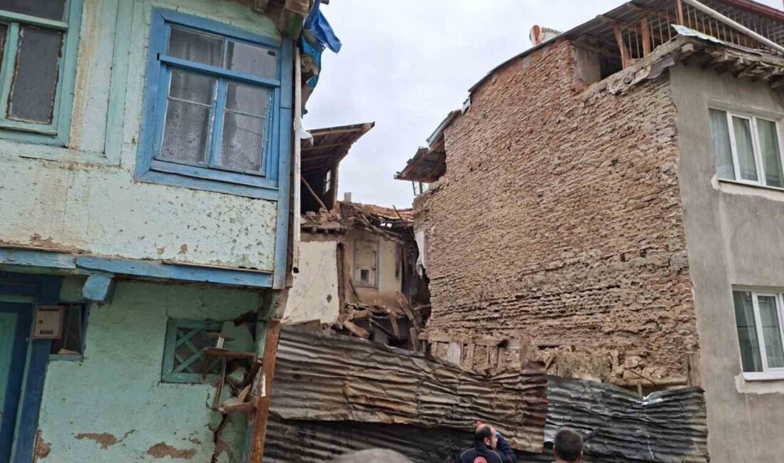 Afyonkarahisar’ın Sandıklı ilçesinde 85 yaşındaki bir kadının yaşadığı 2 katlı