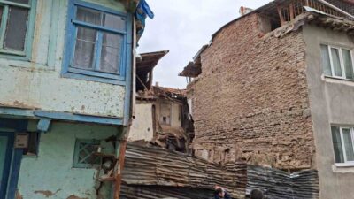 Afyonkarahisar’ın Sandıklı ilçesinde 85 yaşındaki bir kadının yaşadığı 2 katlı