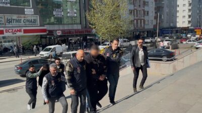 Tekirdağ’ın Çerkezköy ilçesinde kendilerini polis ve savcı olarak tanıtarak yaşlı