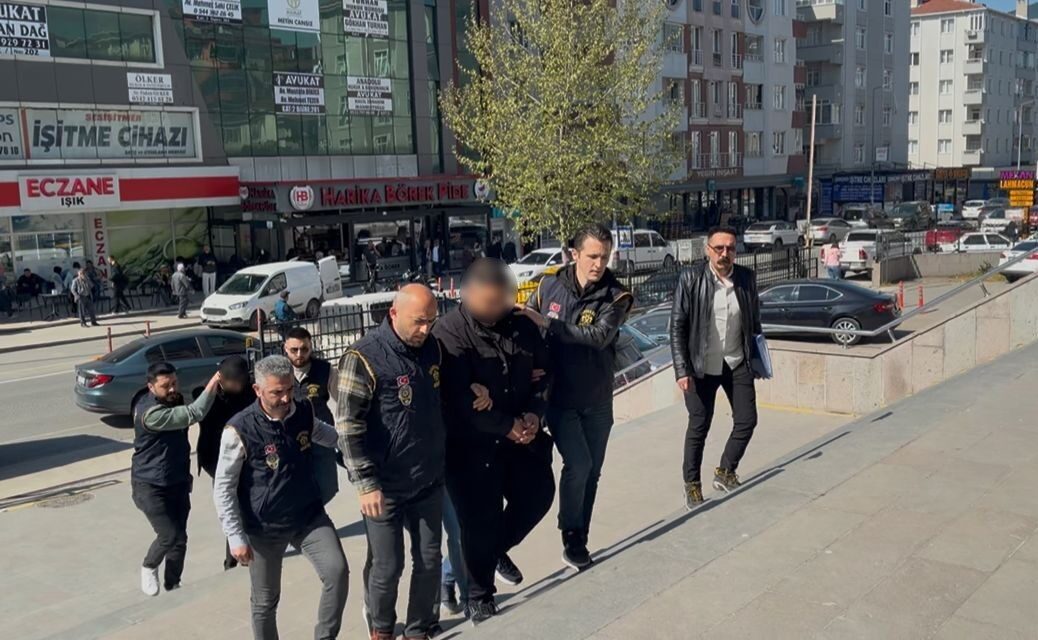 Tekirdağ’ın Çerkezköy ilçesinde kendilerini polis ve savcı olarak tanıtarak yaşlı