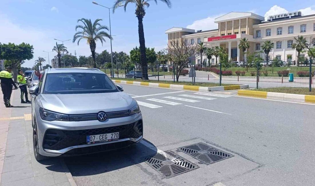 Antalya’nın Manavgat ilçesinde yaya geçidindeki yayalara yol veren otomobile motosikletin