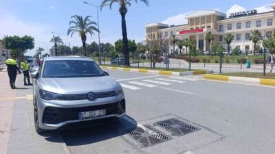 Antalya’nın Manavgat ilçesinde yaya geçidindeki yayalara yol veren otomobile motosikletin