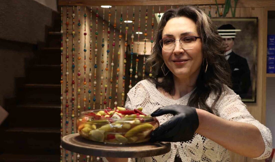 Eskişehir’de uzun yıllardır turşuculuk yapan Şenay Şenyurt, yaz mevsiminde tezgahlarda