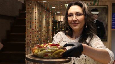 Eskişehir’de uzun yıllardır turşuculuk yapan Şenay Şenyurt, yaz mevsiminde tezgahlarda