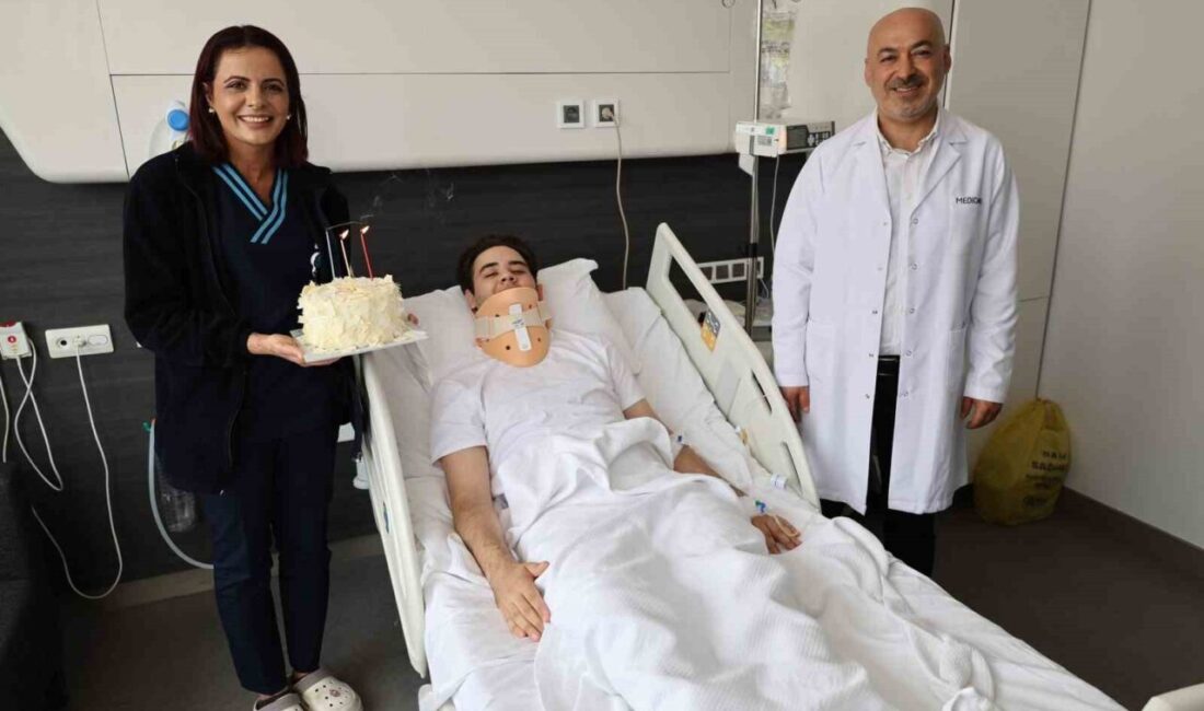 Uzun zamandır boyun ağrısı çeken ve bu nedenle fizik tedavi