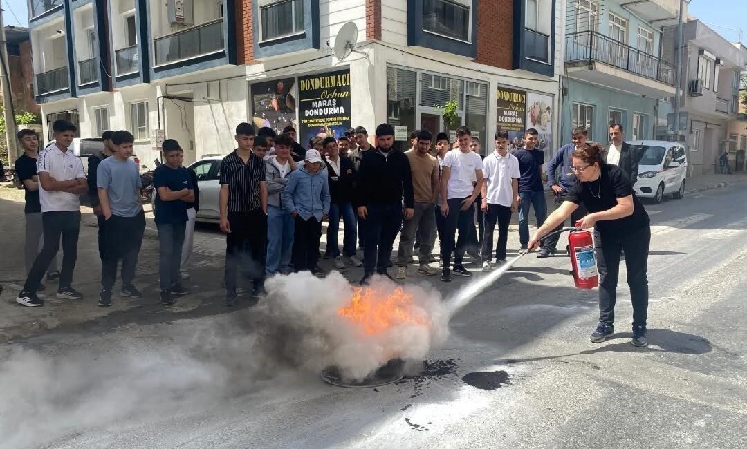 Aydın’ın Yenipazar ilçesinde bulunan Yenipazar Mesleki Eğitim Merkezi’nde, öğrenci ve