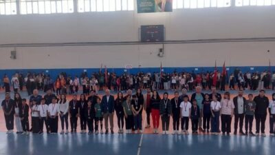 Aydın’ın Yenipazar ilçesinde Geleneksel Çocuk Oyunları kapsamında ortaokulların katılımıyla düzenlenen