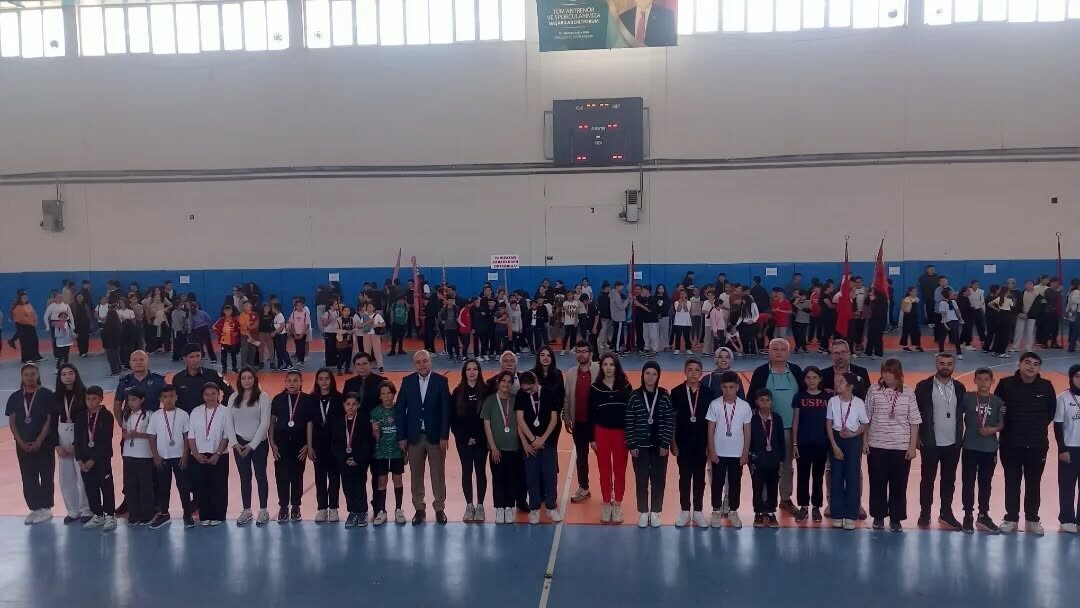 Aydın’ın Yenipazar ilçesinde Geleneksel Çocuk Oyunları kapsamında ortaokulların katılımıyla düzenlenen