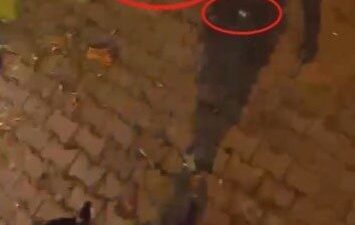 Antalya’nın Kemer ilçesinde şüphe üzerine durdurulan 3 kişinin yere uyuşturucu