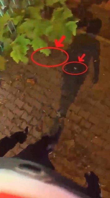 Antalya’nın Kemer ilçesinde şüphe üzerine durdurulan 3 kişinin yere uyuşturucu