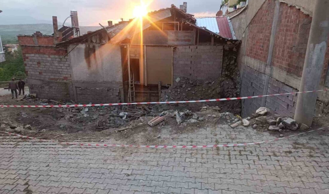 Isparta’nın Gelendost ilçesinde yıkımı yapılan metruk evin molozları arasında oynayan