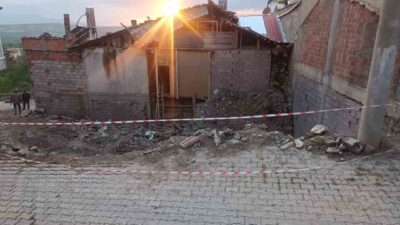 Isparta’nın Gelendost ilçesinde yıkımı yapılan metruk evin molozları arasında oynayan