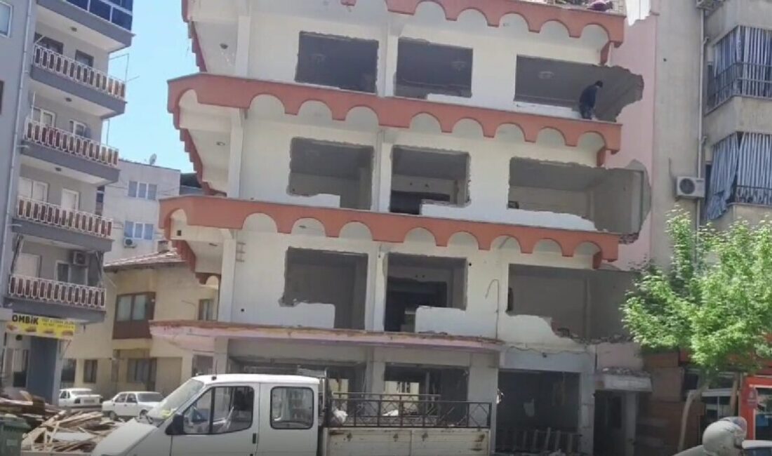 Denizli’nin Merkezefendi ilçesinde bir binanın yıkımı sırasında çevreye moloz parçalarının