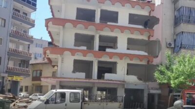 Denizli’nin Merkezefendi ilçesinde bir binanın yıkımı sırasında çevreye moloz parçalarının