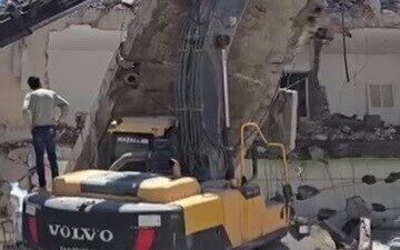 Adıyaman’ın Kahta ilçesinde kontrollü yıkım sırasında beton bloğu iş makinesinin