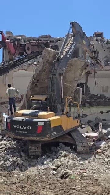 Adıyaman’ın Kahta ilçesinde kontrollü yıkım sırasında beton bloğu iş makinesinin