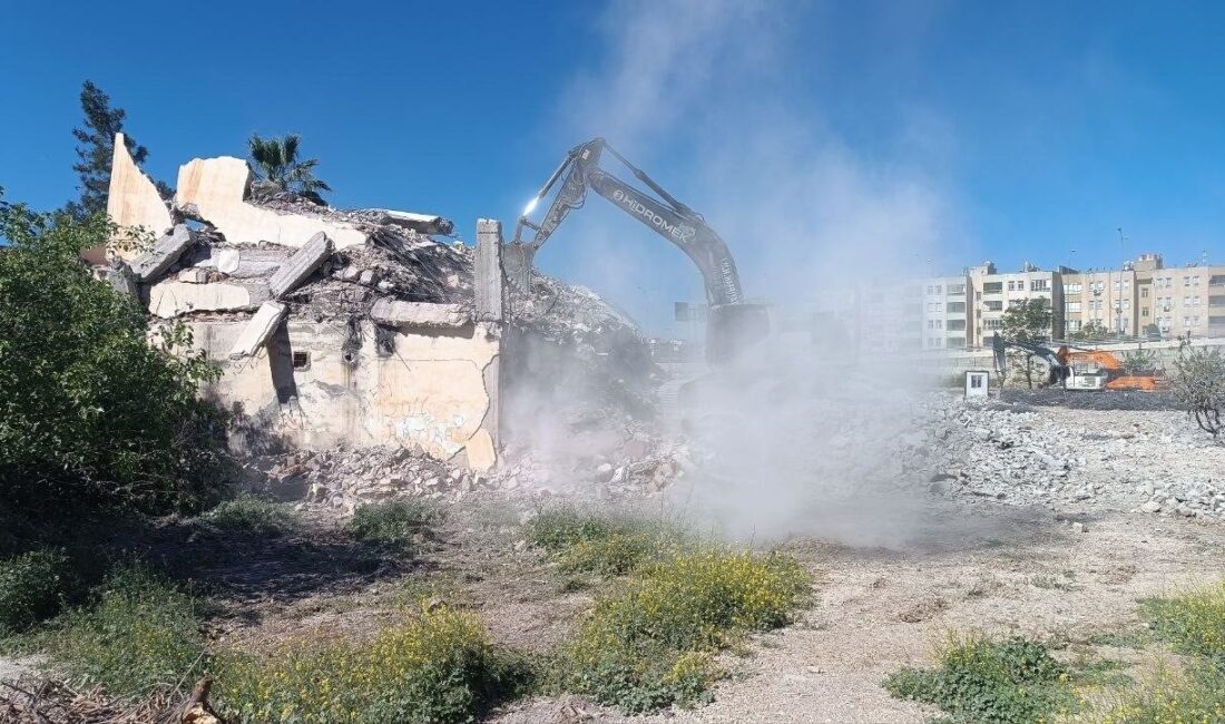 Şanlıurfa’da bir binanın yıkımı esnasında yayılan toz bulutu öğrencilerde paniğe