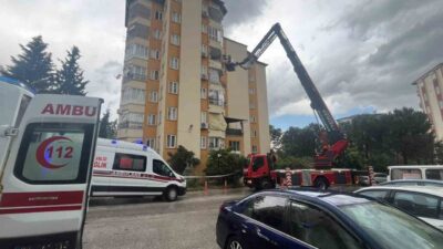 Denizli’de tamirat için çatıya çıkan iki işçi yıldırım çarpması sonucu