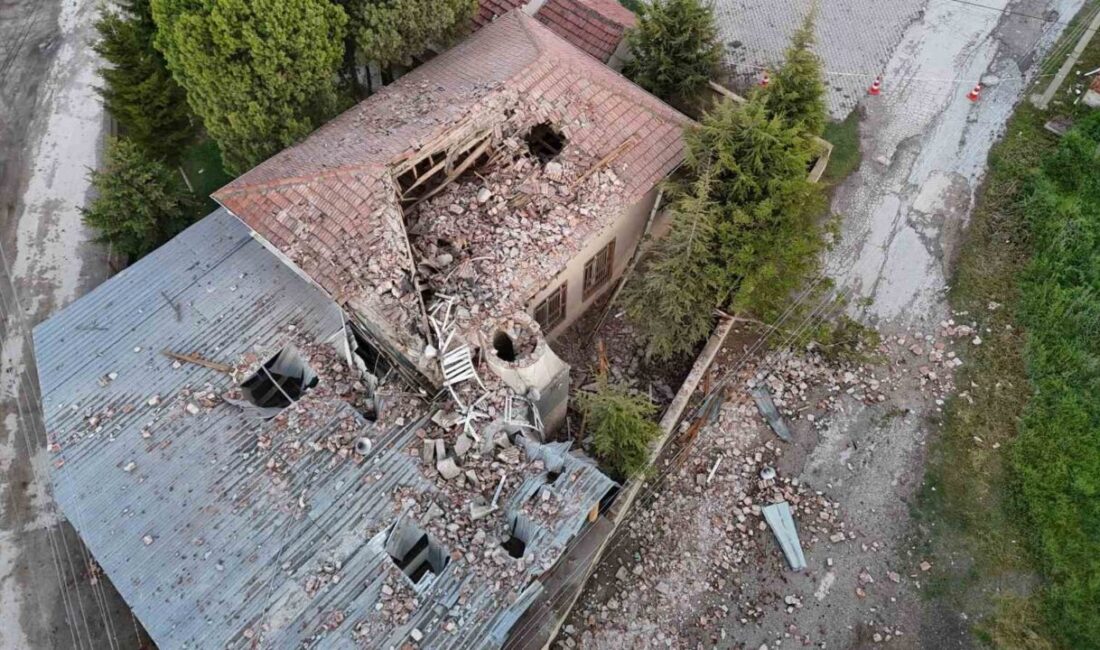 Eskişehir’de yıldırım düştüğü cami minaresi yıkılırken, temizlik yapan imam yaralandı.