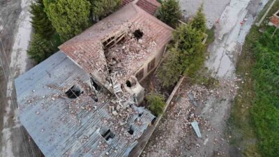 Eskişehir’de yıldırım düştüğü cami minaresi yıkılırken, temizlik yapan imam yaralandı.