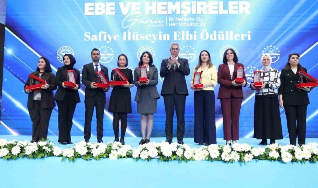 Sağlık Bakanlığı’nın düzenlediği programda yılın hemşire ve ebeleri ödüllendirilirken, Malatya
