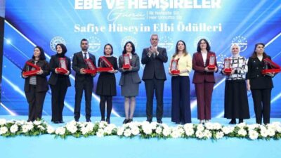 Sağlık Bakanlığı’nın düzenlediği programda yılın hemşire ve ebeleri ödüllendirilirken, Malatya