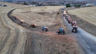 Sivas’ta bir köyde yıllardır yapılan ‘damat gezdirme’ geleneği dikkat çekiyor.
